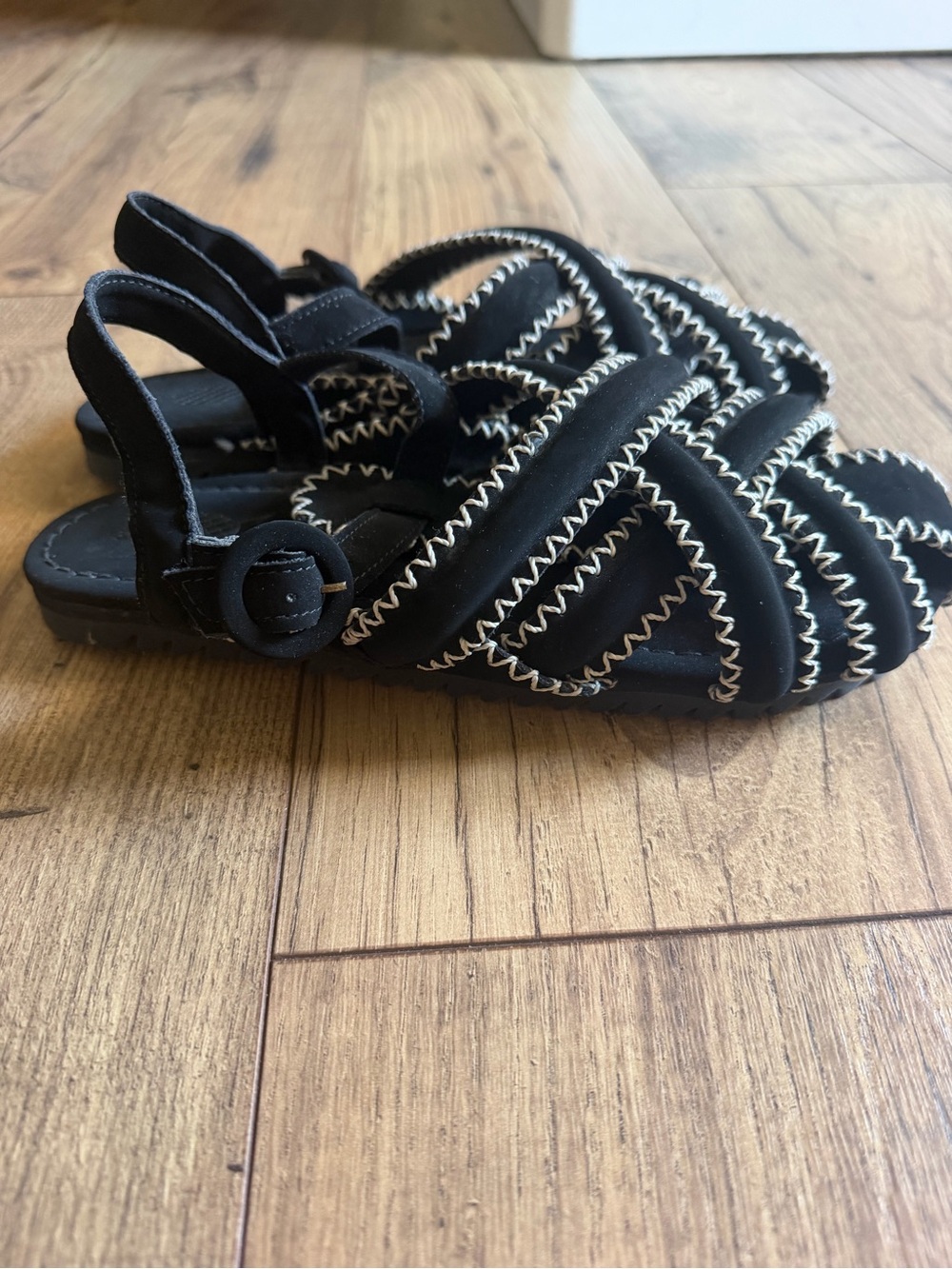 FARM Rio Women’s Black Strappy zigzag flat Sandals - Size 9 - Made in Brazil - Picture 6 of 8